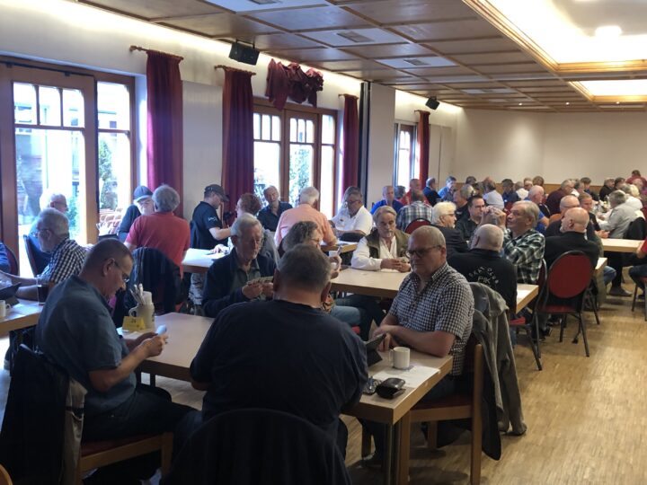 Licht fällt von der Terrasse in den Saal während Serie 1.