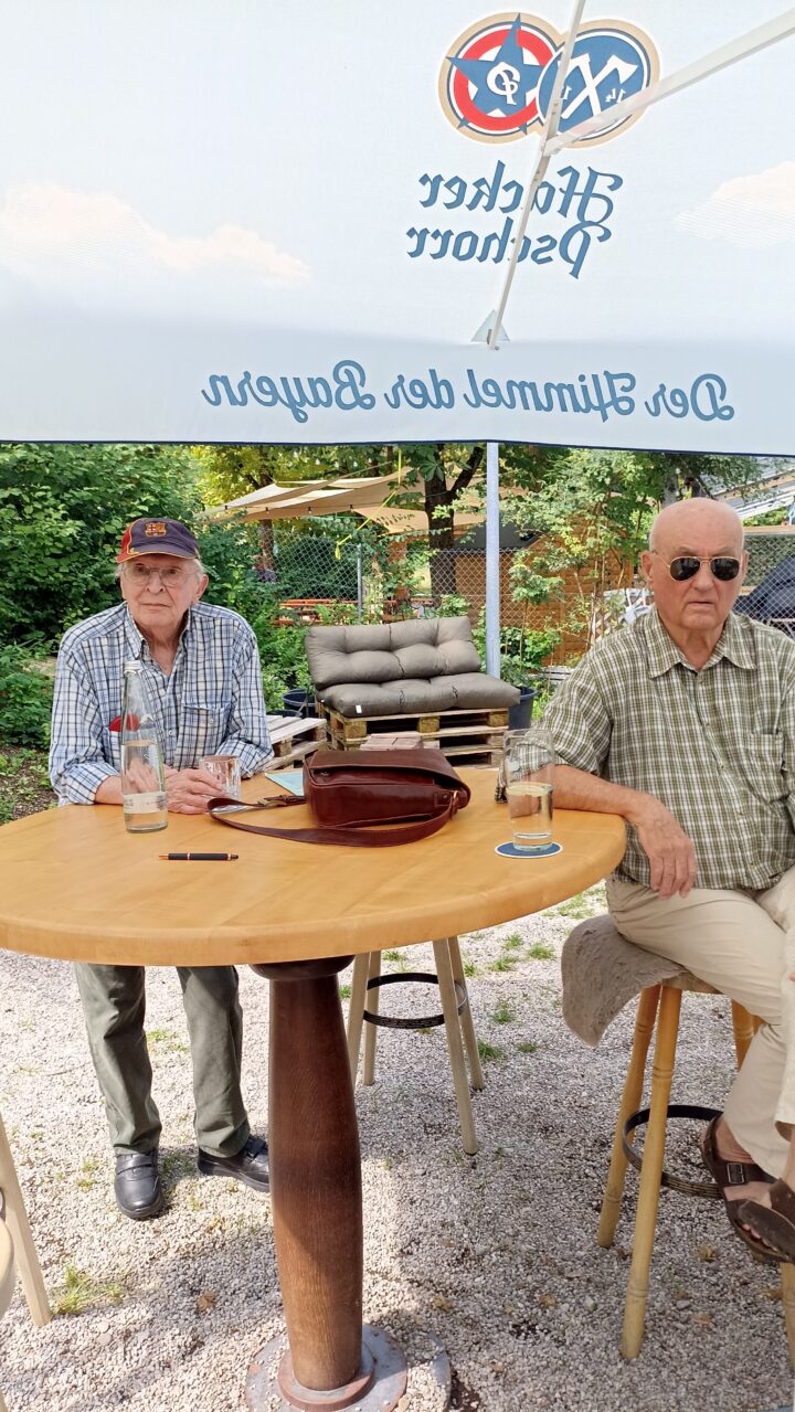 Unsere Vereinssenioren Ernst Knauff und Rolf Grabow warten gespannt auf die Auslosung.