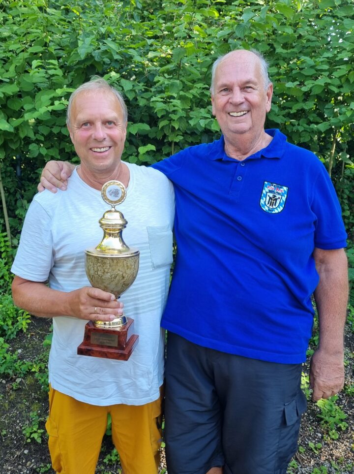 Den Wanderpokal als bester Spieler des Alten Peter überreichte Hannes an Wolfgang Springer.